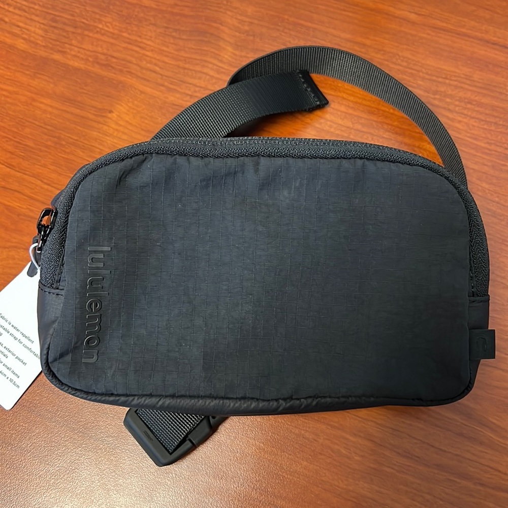 NWT Mini Lululemon Everywhere Belt Bag